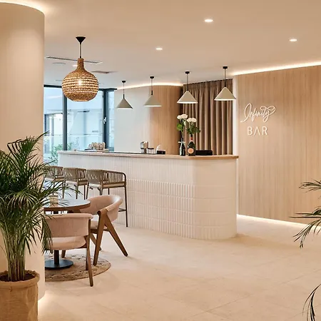 Riviera - Infinity Pool & Apartman Mamaia