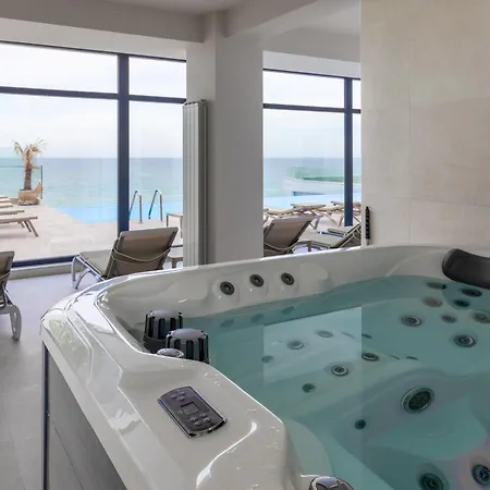 Riviera In Infinity Pool & *