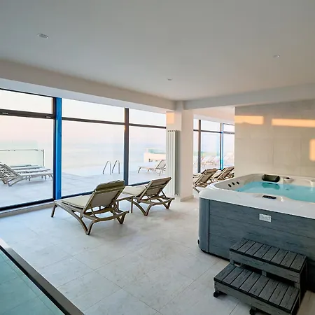 Riviera In Infinity Pool & *