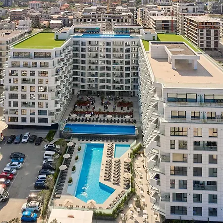 Riviera In Infinity Pool & Mamaia