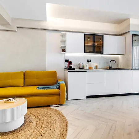 Riviera - Infinity Pool & Mamaia