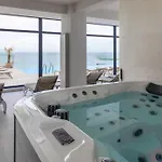 Riviera In Infinity Pool & *