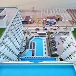 Riviera In Infinity Pool & דירה *