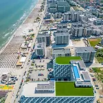 Riviera In Infinity Pool & דירה