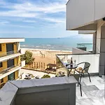 Riviera In Infinity Pool & * מאמאיה