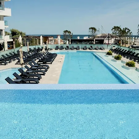 Riviera - Infinity Pool & *