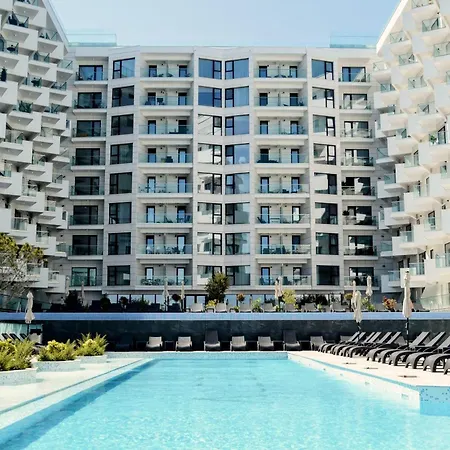 Riviera In Infinity Pool & Appartement *