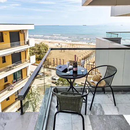 Riviera - Infinity Pool & Mamaia