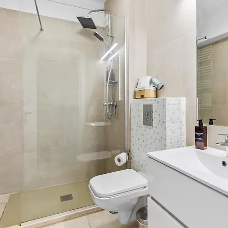 Riviera - Infinity Pool & Mamaia