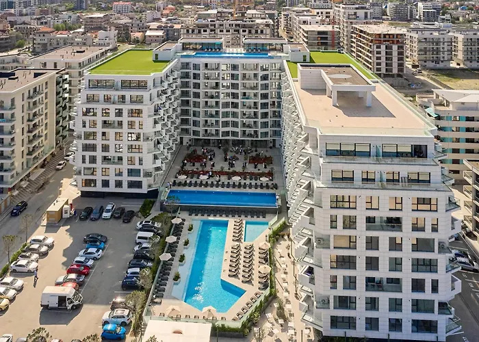 Riviera In Infinity Pool & Mamaja