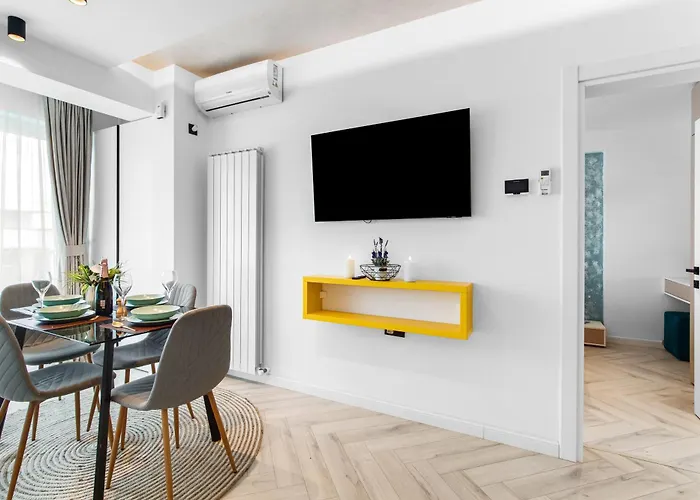 Riviera In Infinity Pool & *